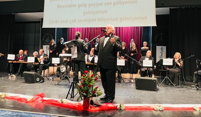 Müziğin birleştirici gücünde buluşan farklı mesleklerden emekliler kulakların pasını siliyor