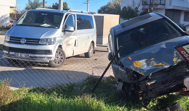 Serik'te otomobil ile minibüs kazasında 1 kişi yaralandı