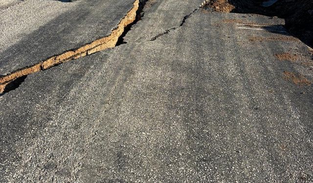 Silifke ilçesinde iki mahalleyi bağlayan yol heyelan nedeniyle ulaşıma kapatıldı