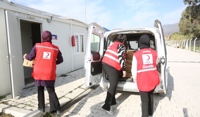 Türk Kızılay ekiplerinden Hatay'daki depremzedelere hijyen kolisi desteği