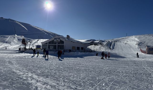 Yedikuyular Kayak Merkezi'nde kar kalınlığı 70 santimetreye ulaştı