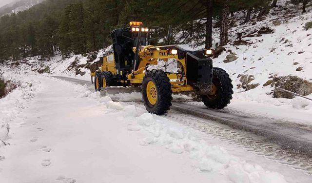 Alanya'nın yüksek kesimlerinde karla mücadele çalışması sürüyor