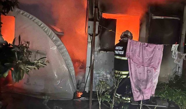 Altınözü'nde konteyner ve çadır yandı