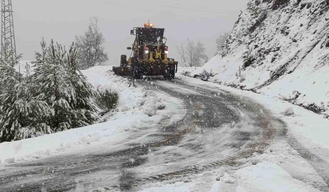 Antalya'nın yüksek kesimlerinde karla mücadele çalışması