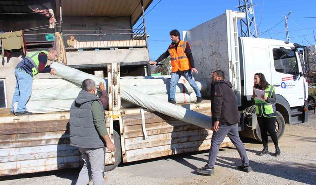 Büyükşehir Belediyesi'nden hortumdan zarar gören üreticiye destek