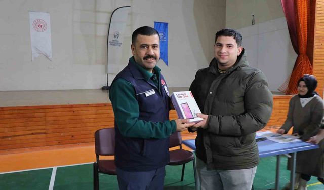 Depremzede öğrencilere burs ve tablet desteği