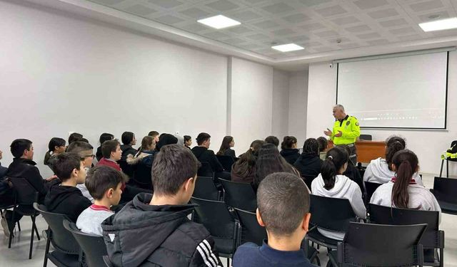 Eğirdir'de 135 öğrenciye trafik güvenliği eğitimi verildi