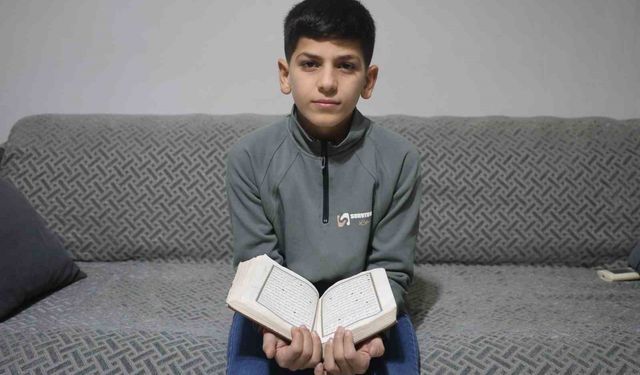 Hafızlık eğitimini tamamlayan 11 yaşındaki çocuk, güzel haberi babasıyla gözyaşları içerisinde paylaştı