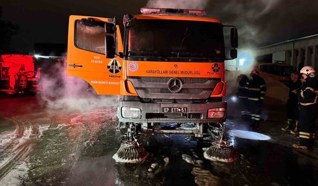 Karayolları'na ait kamyon alevlere teslim oldu