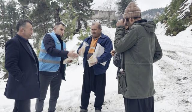 Kış günü belediye ekiplerinden ikram