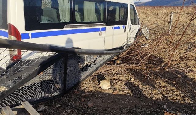 Kontrolden çıkan hafif ticari araç bahçe evinin kapısına çarparak durabildi: 1 yaralı