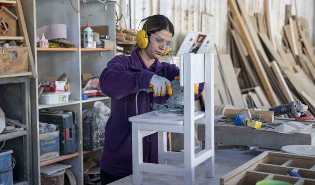 Mersin'de geri dönüşüm atölyesinde atıklar yeniden üretime kazandırılıyor