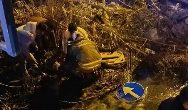 Minibüsle çarpışan motosiklet su kanalına devrildi: 2 kişi yaralandı