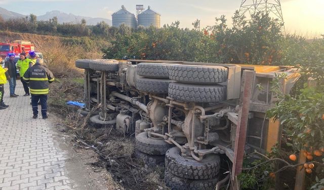 Payas'ta trafik kazası: devrilen kamyonun sürücüsü yaralandı