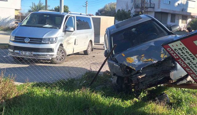 Serik'te otomobil ile minibüs çarpıştı: 1 yaralı