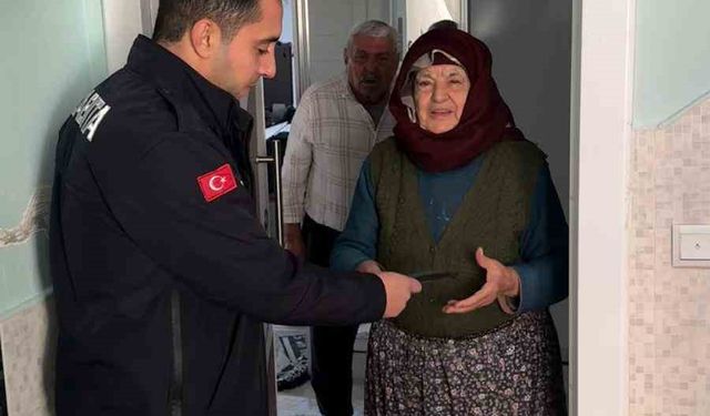 Yaşlı kadının pazarda kaybettiği cüzdanı bulup evinde teslim ettiler