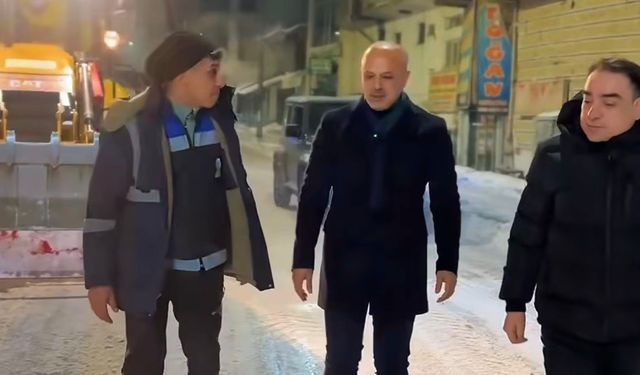 Başkan Kıraç, Zorlu Hava Şartlarında Gece Mesaisi Yapan Ekipleri Ziyaret Etti
