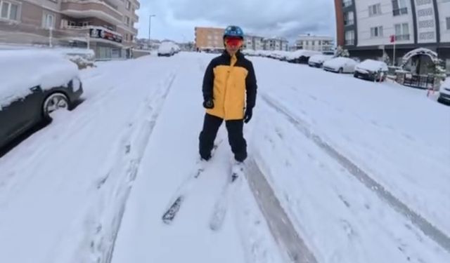 Bursa’da işe kayakla gitti