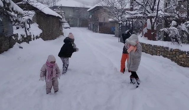 Çocuklar tipiye aldırmadı, kar topu oynadı