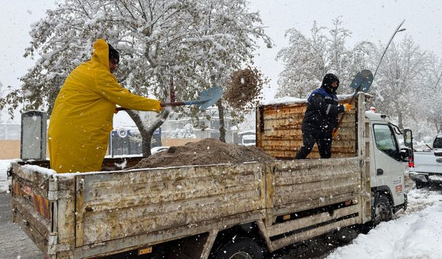 Büyükşehir Yolları Ulaşıma Açık Tutmak İçin Durmaksızın Görev Başında