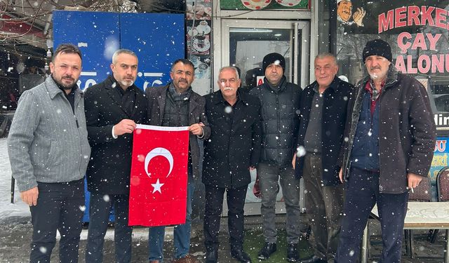 MHP, Afşin’de Esnafa Türk Bayrağı Dağıttı