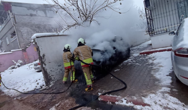 Park Halindeki Otomobil Alevlere Teslim Oldu