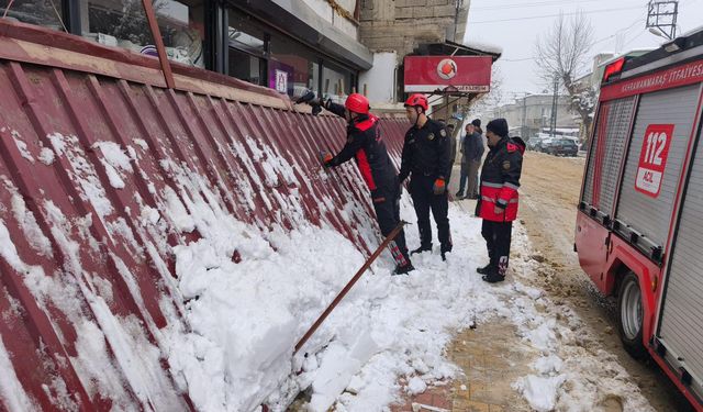 Yoğun Kar Yağışı Nedeniyle Sundurma Çöktü