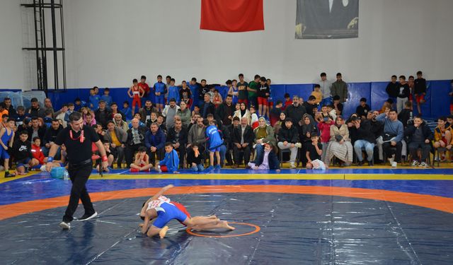 Afşin’de Deprem Şehidi Pehlivanlar Anısına Güreş Turnuvası Başladı