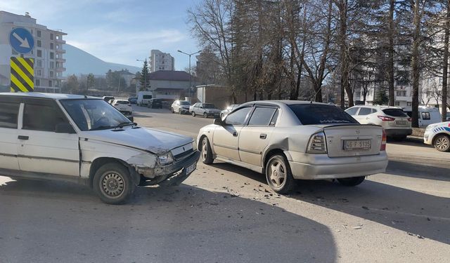 Afşin’de İki Otomobil Çarpıştı: 1 Yaralı