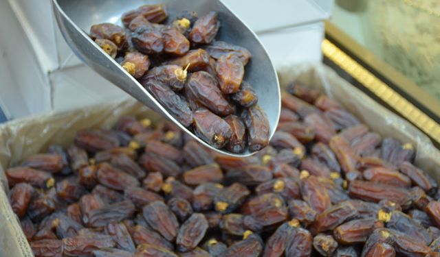 Afşin’de Ramazan Sofralarının Vazgeçilmezi Hurma Tezgâhlarda