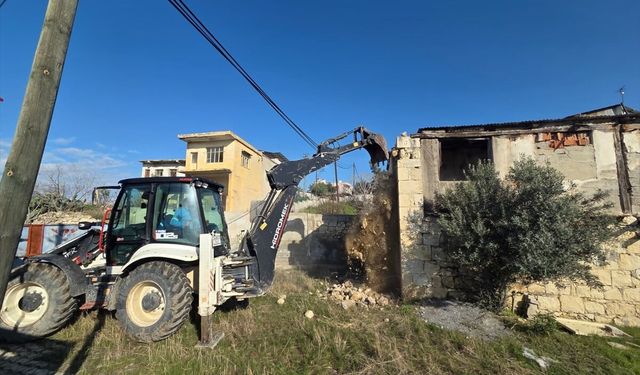 Akdeniz ilçesinde çökme riski olan metruk bina kontrollü yıkıldı