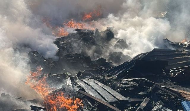 Alanya'da klima ve kuluçka makinelerinin bulunduğu depoda ikinci kez yangın çıktı