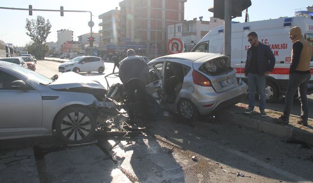 Antalya'da iki otomobilin çarpışması sonucu 2 kişi yaralandı