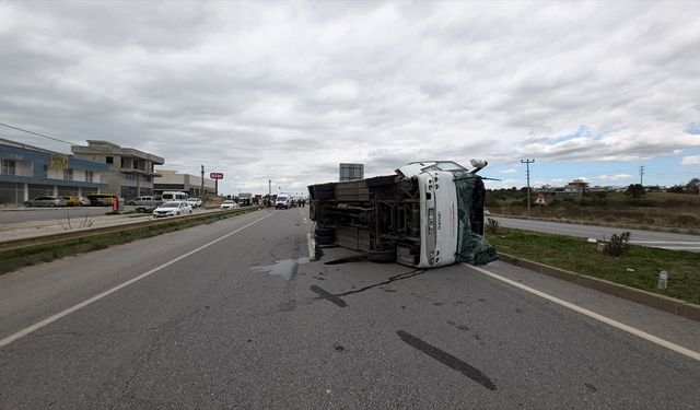 Antalya'da midibüs ile hafif ticari aracın çarpıştığı kazada 7 kişi yaralandı