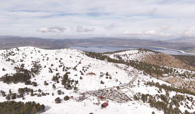 Beyaz örtü içinde Salda Gölü manzaralı kayak keyfi