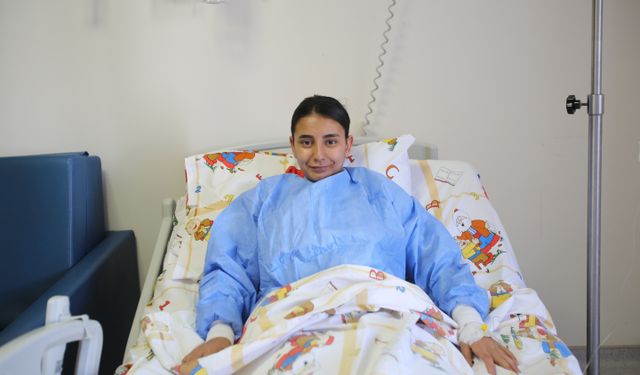 Bulantı şikayetiyle hastaneye götürülen çocuğun karnından saç yumağı çıktı