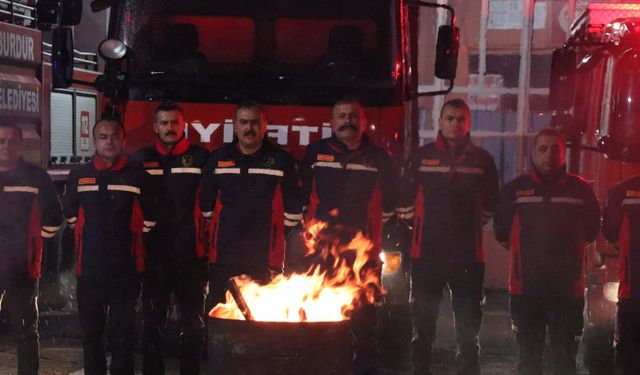 Burdur'daki itfaiye ekibi 6 Şubat depremlerinde hayatını kaybedenleri andı
