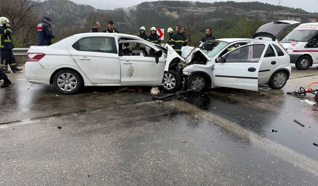 Burdur'da iki otomobilin çarpıştığı kazada 7 kişi öldü, 5 kişi yaralandı
