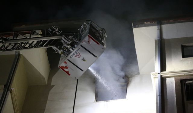 Hatay'da 8 katlı binada çıkan yangında 13 kişi dumandan etkilendi