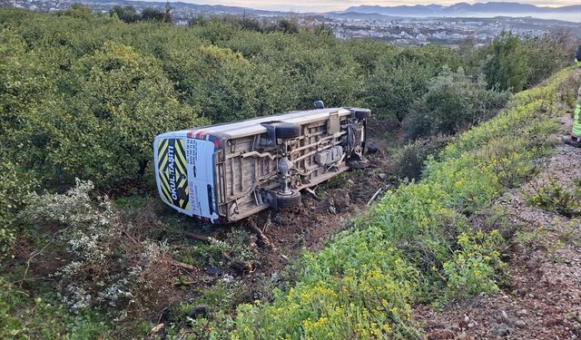 Hatay'da ağaçlık alana devrilen öğrenci servisindeki 9 kişi yaralandı