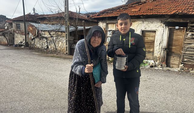 İftar sofralarına sefer taslarıyla sıcak yemek ulaştırıyorlar