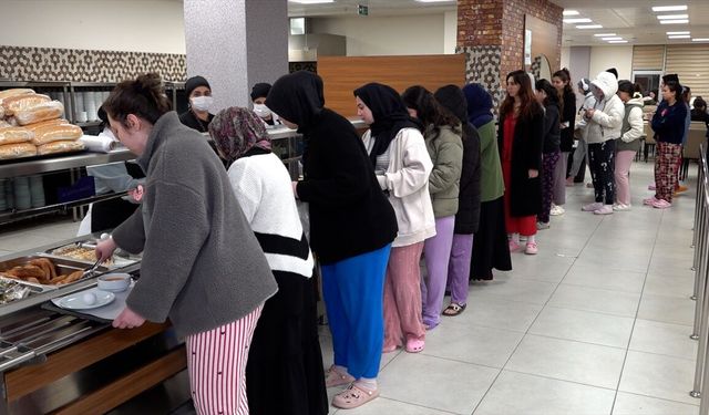 Isparta KYK yurtlarında kalan öğrenciler sahurda buluştu
