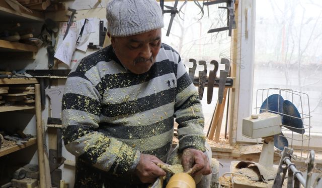 Isparta'da ahşap oyma ustası sanatını yaşatmaya çalışıyor