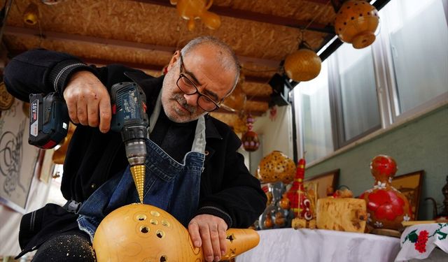 Isparta'da emekli öğretmen su kabağını sanata dönüştürüyor