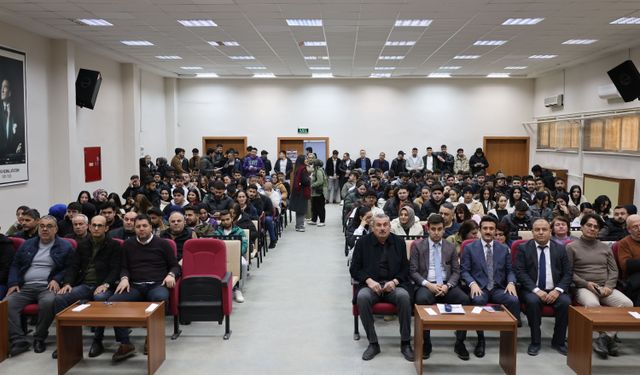 Kahramanmaraş'ta üniversite öğrencileri siber suçlara ilişkin bilgilendirildi