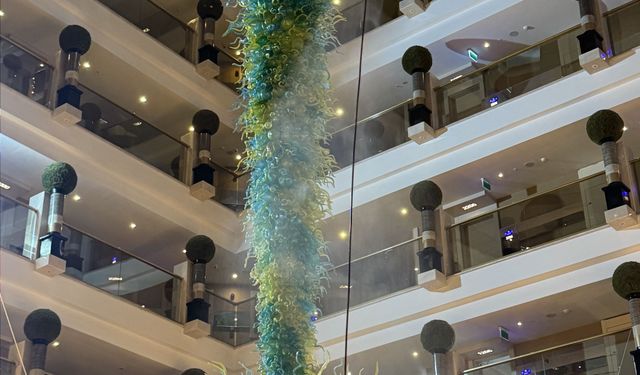 Lüks otellerin avizelerinin temizliği de dronla yapılıyor