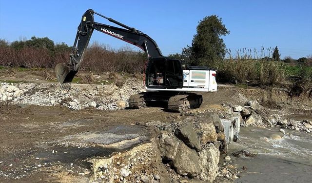 Mersin Akdeniz'de sağanaktan etkilenen alanlarda belediye ekipleri çalışmalarını sürdürüyor