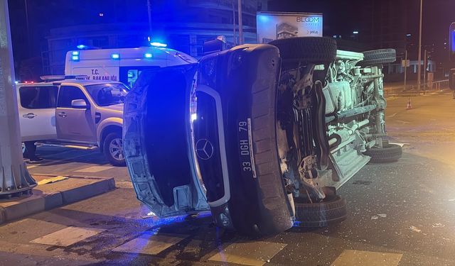 Mersin'de hasta taşıyan ambulansla cipin karıştığı kazada 3'ü sağlık çalışanı 5 kişi yaralandı