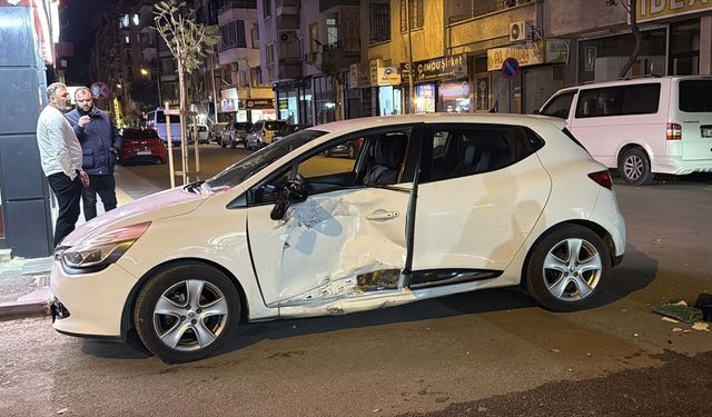 Mersin'de otomobille çarpışan motosikletteki 2 kişi yaralandı