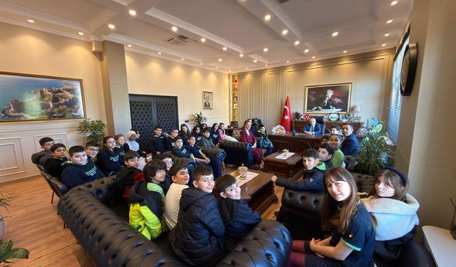 Öğrencilerden Anamur Kaymakamı Kemal Duru'ya ziyaret